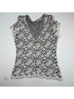 Kimchi Blue Lace Floral V-Neck Top With Scalloped Sleeves & Hem Medium Grey & Wh